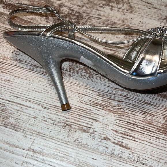 Club Zone Size 8 Silver Heels - Picture 6 of 6